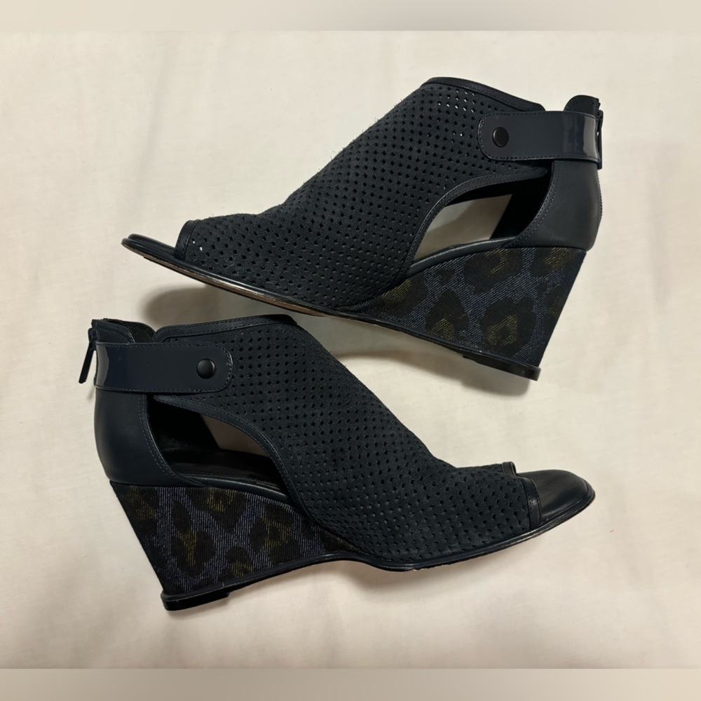 Donald Pliner Vero Cuoio blue mixed media wedge, 8.5